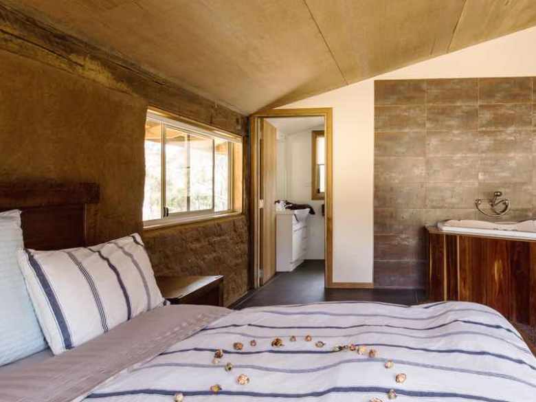 Spring-Creek-Horse-Rides-Accommodation a bedroom with a large bed in a hotel room